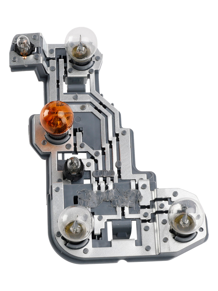 MERCEDES-BENZ C TRIEDA 2007-2010 W204 KOMBI C63 PRED FACELIFTOM Držiak žiarovky ľavého zadného svetla A2048201700