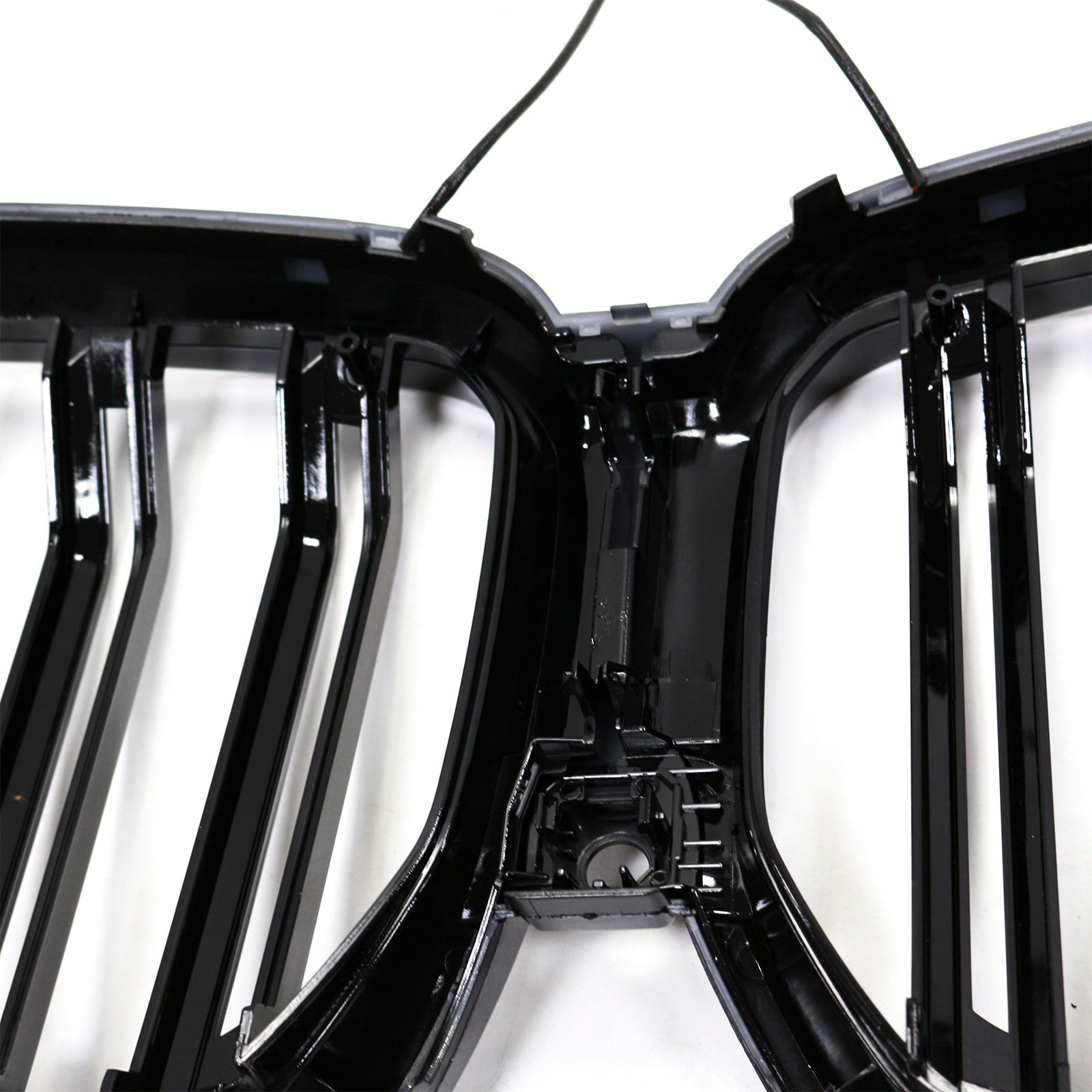 2023-2025 BMW X6 G06 M60i con rejilla de parachoques delantero de doble listón con orificio para cámara