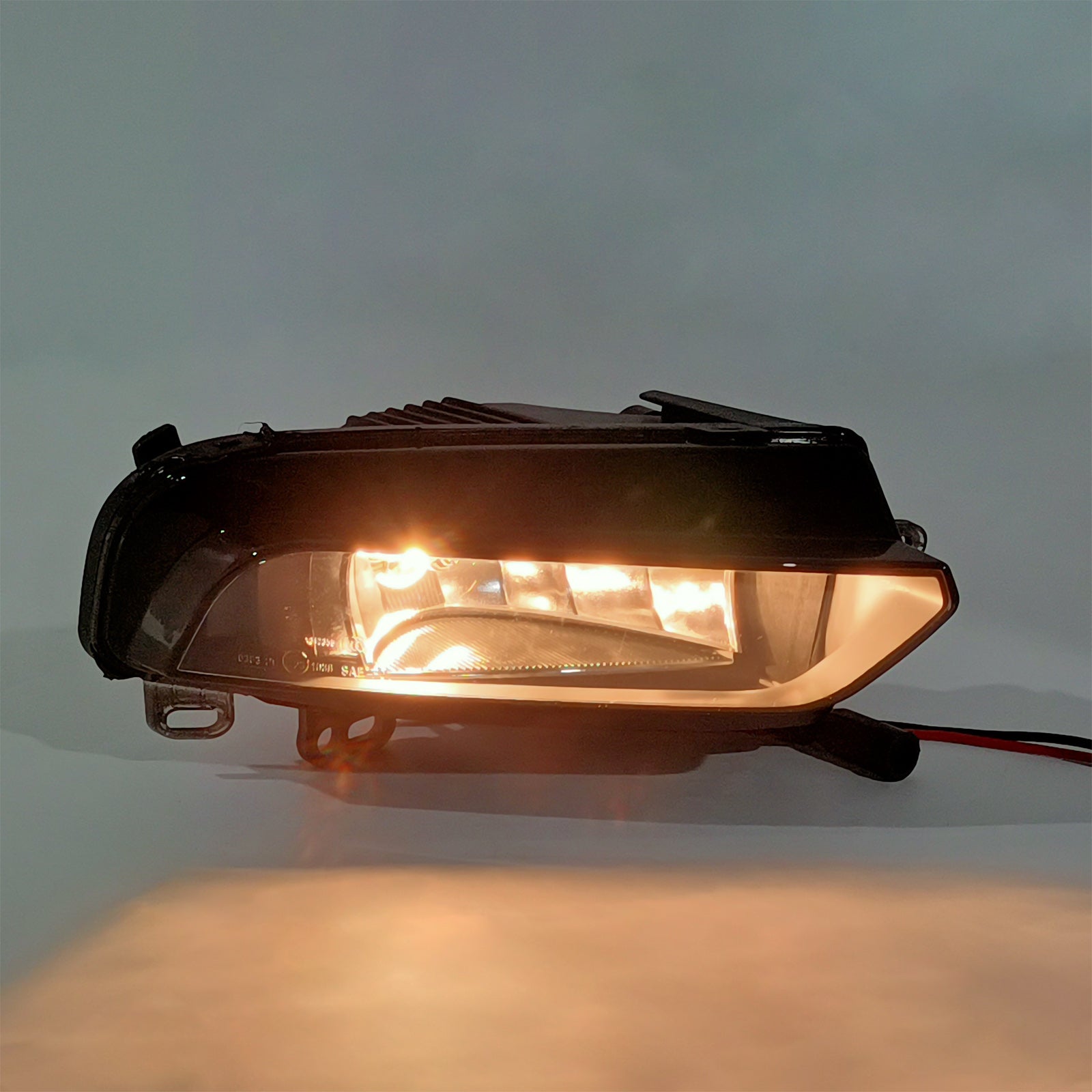 2015-2016 Audi A3 Sportback Paire de feux antibrouillard avant avec ampoules 8V0941700C