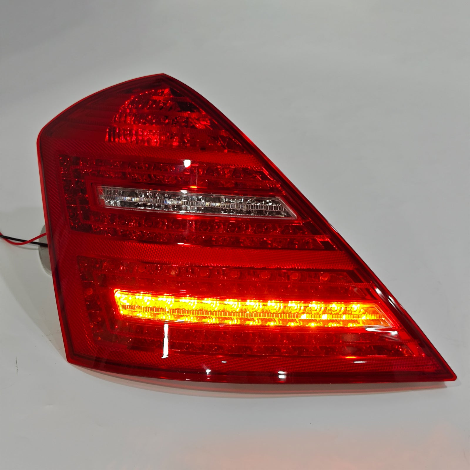 Mercedes-Benz 2007-2013 W221 Lâmpada de luz traseira LED esquerda Classe S 2218201364