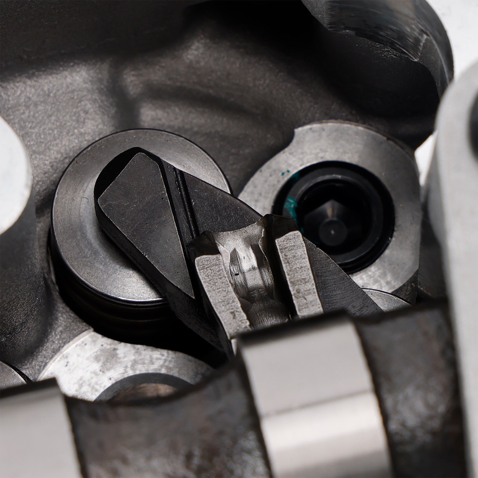 For Hyundai Lantra III 2.0 CRDi, Santa Fe I 2.0 CRDi, Santa Fe II 2.0 CRDi 2210027750 Cylinder Head Assembly With Gasket Kit D4EB