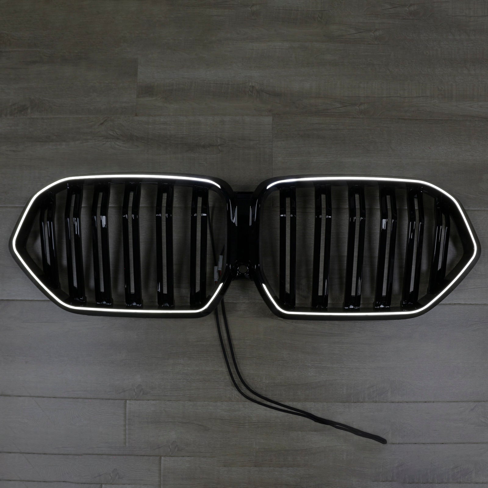 2023-2025 BMW X6 G06 M60i con rejilla de parachoques delantero de doble listón con orificio para cámara