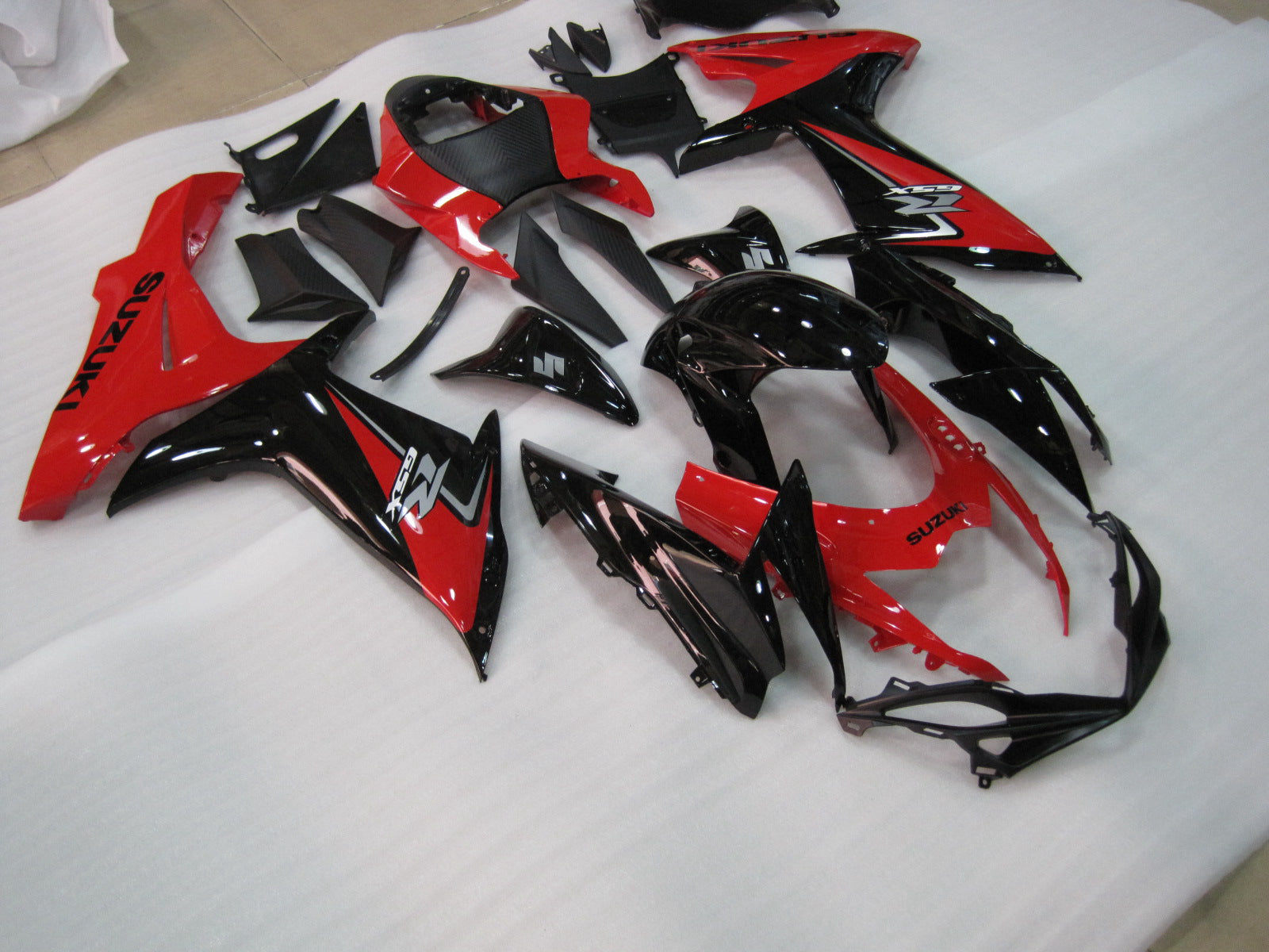 Kit de carénage noir et rouge Suzuki K11 2011-2014